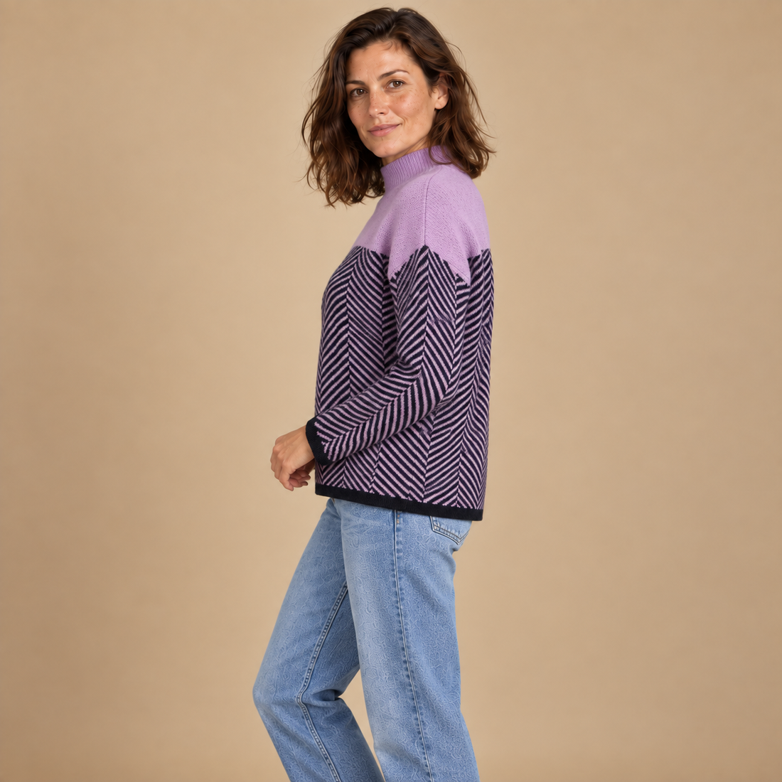 Sweter damski w jodełkę z wysokim kołnierzem o luźnym kroju