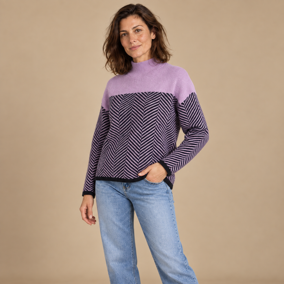 Sweter damski w jodełkę z wysokim kołnierzem o luźnym kroju