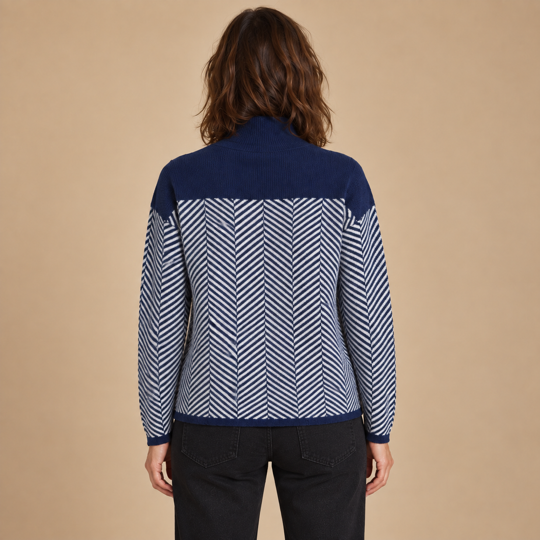 Sweter damski w jodełkę z wysokim kołnierzem o luźnym kroju