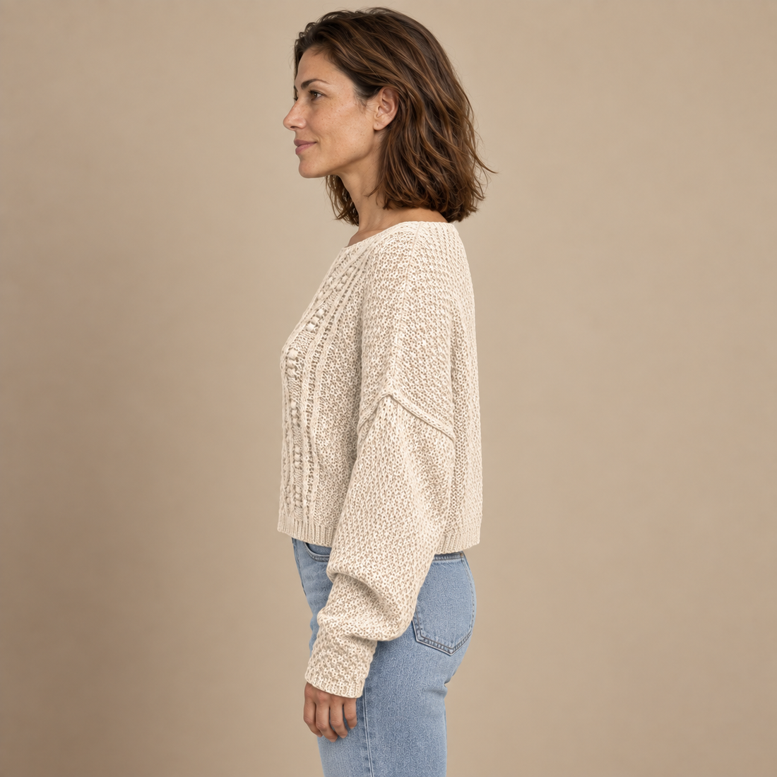 Krótki fakturowany sweter damski o luźnym kroju