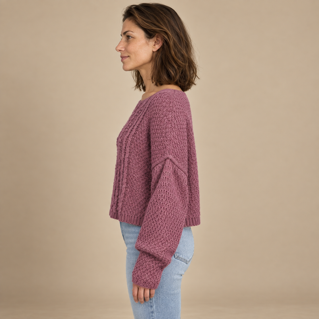 Krótki fakturowany sweter damski o luźnym kroju