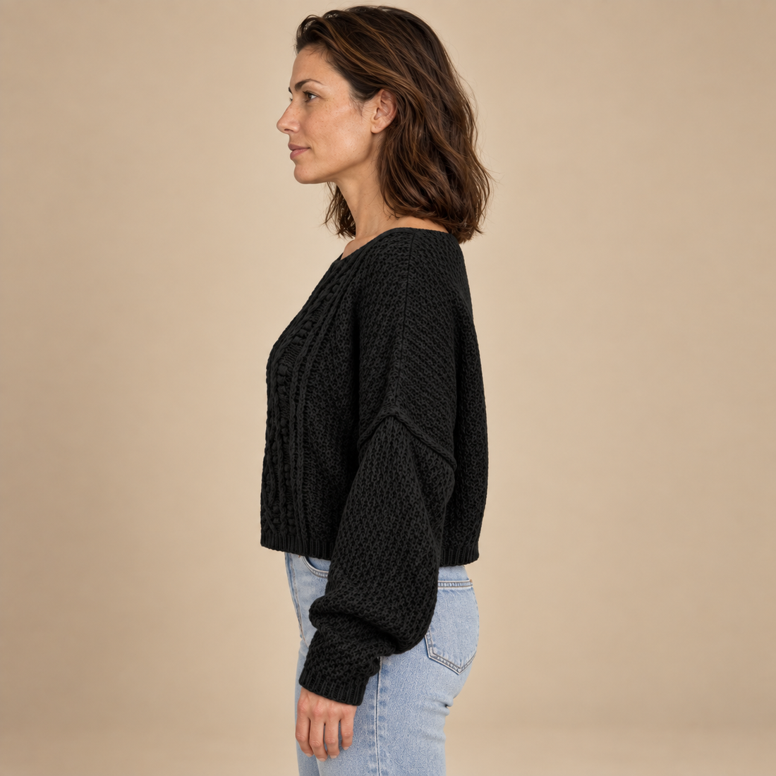 Krótki fakturowany sweter damski o luźnym kroju