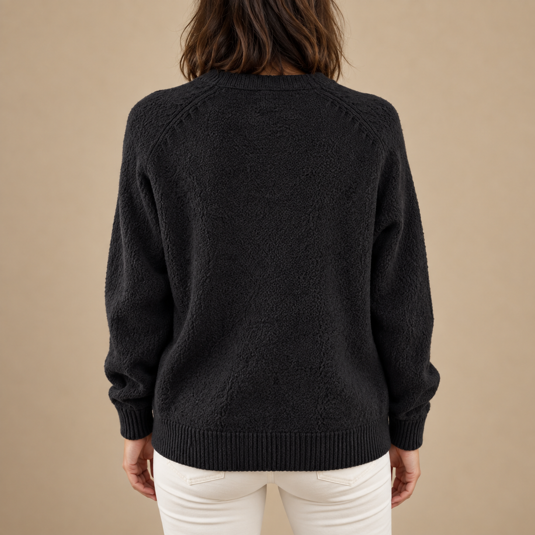 Sweter damski w serek z krótką listwą na guziki